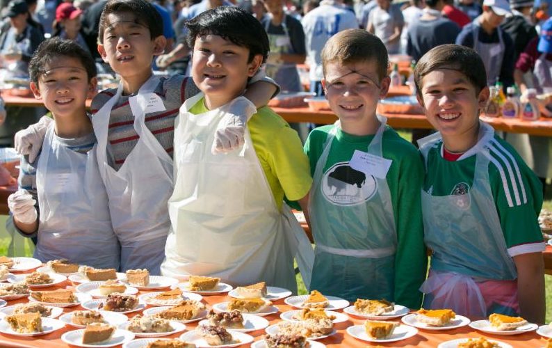 Kids volunteering at Thanksgiving food drive